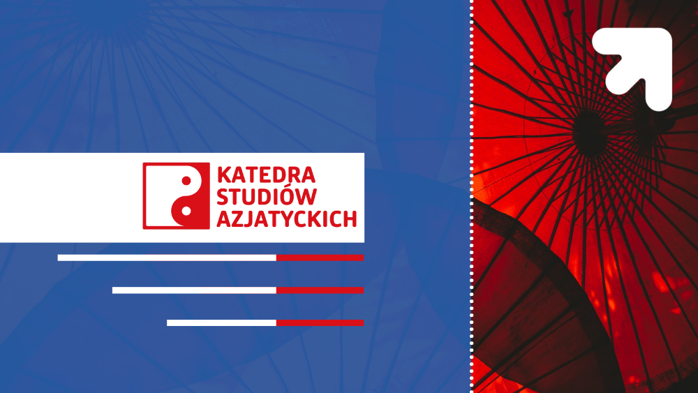 Po lewej czerwone logo Katedry Studiów Azjatyckich na niebieskim tle, a po prawej stronie fragment czerwonego parasola w azjatyckim stylu/On the left, the red logo of the Department of Asian Studies on a blue background, and on the right, a fragment of a red umbrella in an Asian style