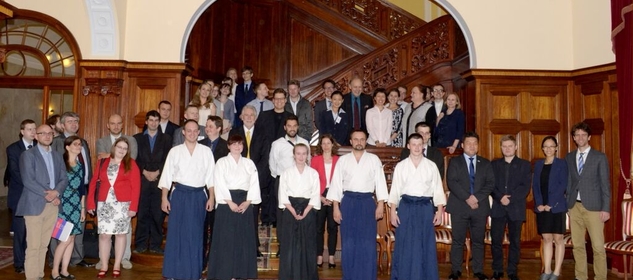 Grupowe zdjęcie uczestników konferencji naukowej LEAM 2015 wraz z przedstawicielami szkoły wschodnich sztuk walk w sali kominkowej pałacu Bidermanna/Group photo of the participants of the LEAM 2015 scientific conference with representatives of the martial arts school in the fireplace room of Bidermann Palace