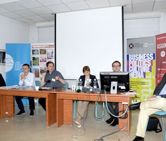 Sześcioro prelegentów podczas panelu konferencji naukowej LEAM 2015 na Wydziale Studiów Międzynarodowych i Politologicznych Uniwersytetu Łódzkiego/Six speakers during the panel of the LEAM 2015 scientific conference at the Faculty of International and Political Studies at the University of Lodz