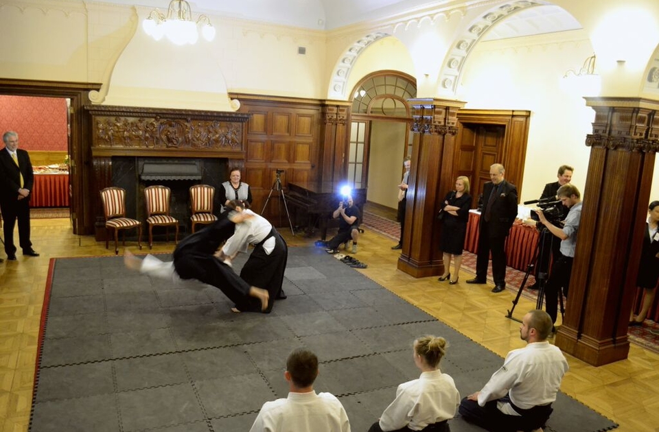 Pokaz wschodnich sztuk walk w sali kominkowej pałacu Bidermanna dla uczestników konferencji LEAM 2015/A show of eastern martial arts in the fireplace hall of Bidermann Palace for the participants of the LEAM 2015 conference