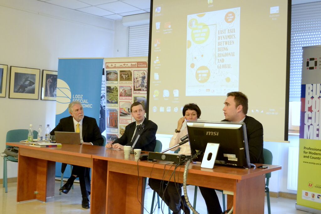 Czworo prelegentów podczas panelu konferencji naukowej LEAM 2015 na Wydziale Studiów Międzynarodowych i Politologicznych Uniwersytetu Łódzkiego/Four speakers during the panel of the LEAM 2015 scientific conference at the Faculty of International and Political Studies at the University of Lodz