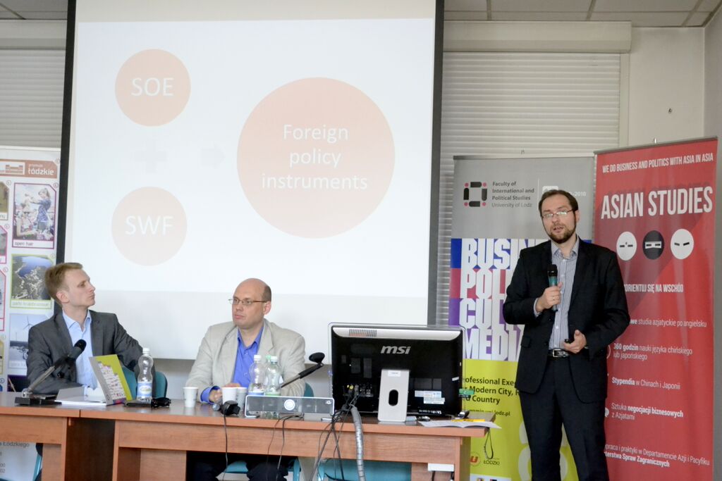 Troje prelegentów podczas panelu konferencji naukowej LEAM 2015 na Wydziale Studiów Międzynarodowych i Politologicznych Uniwersytetu Łódzkiego/Three speakers during the panel of the LEAM 2015 scientific conference at the Faculty of International and Political Studies at the University of Lodz